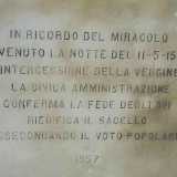 Il dipinto in legno della Vergine � accompagnata da un targa che commemora il miracolo del 1560